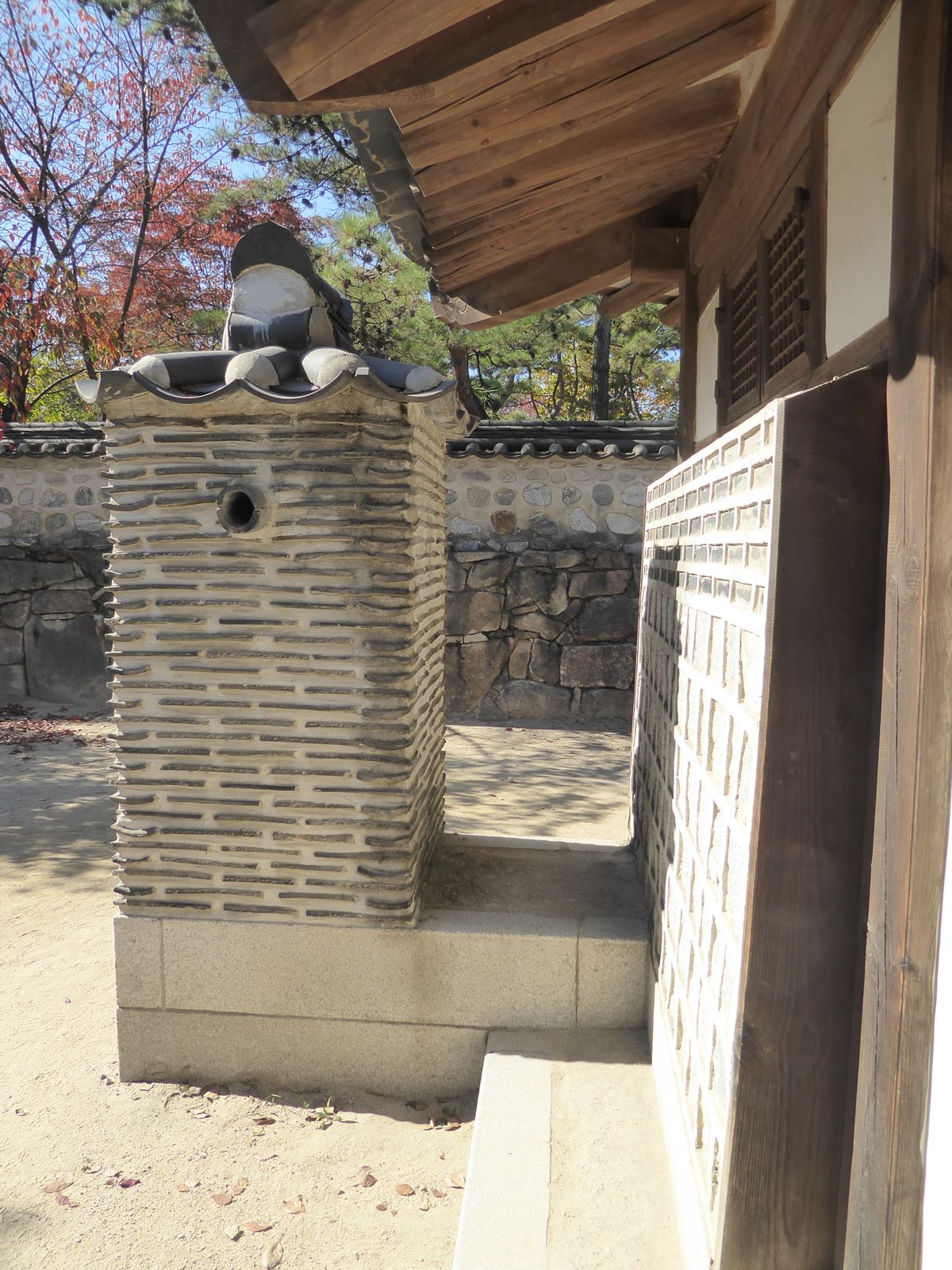 Puzzled? It's a chimney for an ondol or underfloor heating system; the fireplace is on the opposite side of the house.