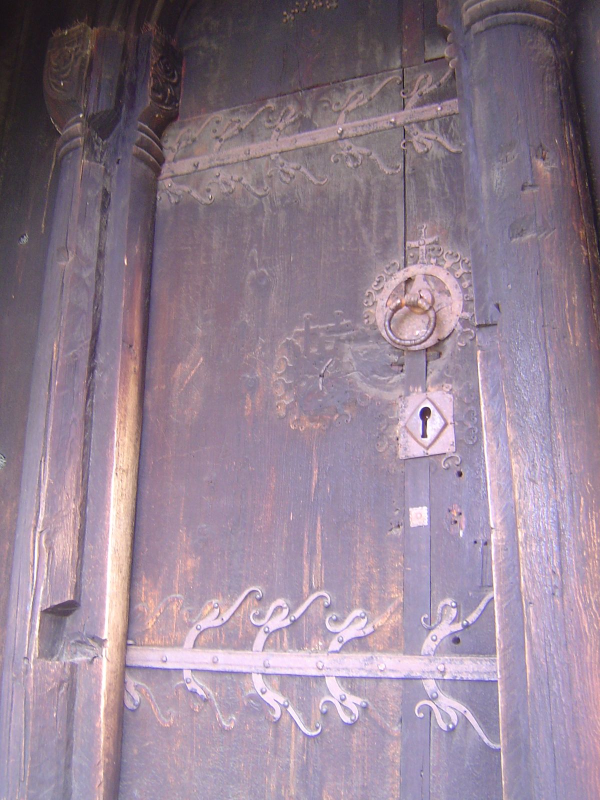 The jambs are simpler than those at Borgund, but the hinge straps are special. Ghost images of older hardware can be seen higher up, near th
