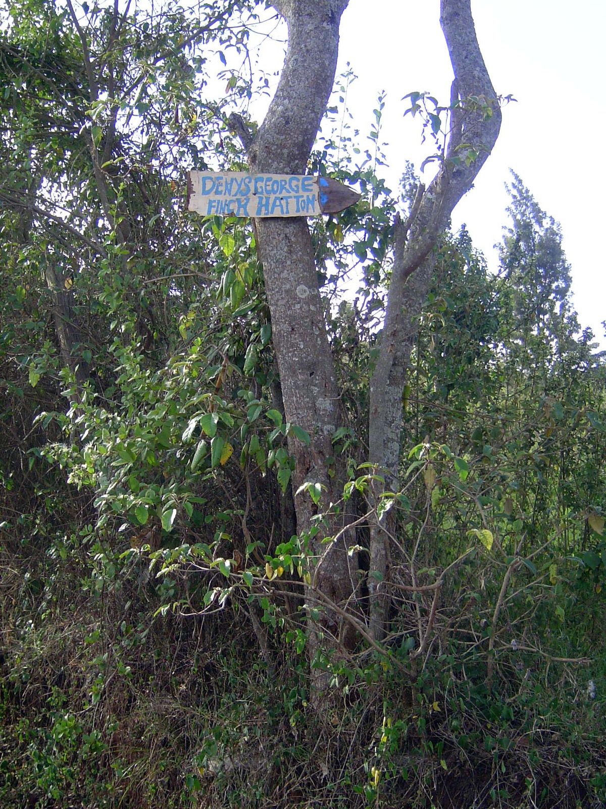 Almost missed it: a private sign marks the turnoff. Despite its height, sentimental thieves keep removing it.