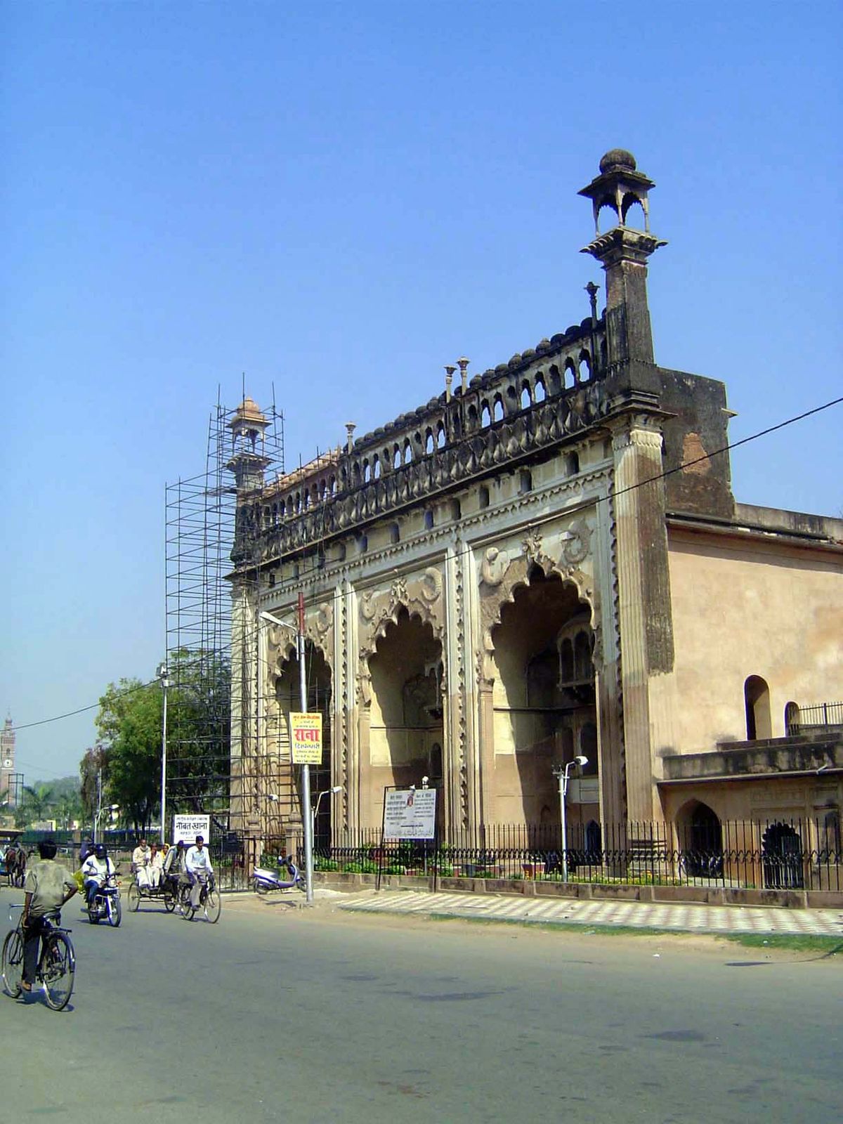 Facing that gateway is this pseudo-gateway. It's a jawab gate, literally an "answering" gate, a duplicate built for the sake of symmetry. It
