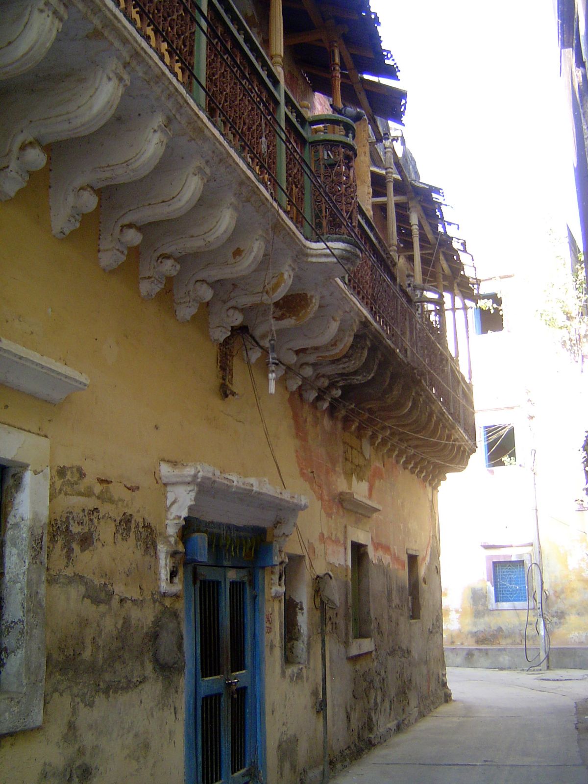 There must be a story here, but it remains unwritten. A merchant's house? Such carved brackets are far and few between here.