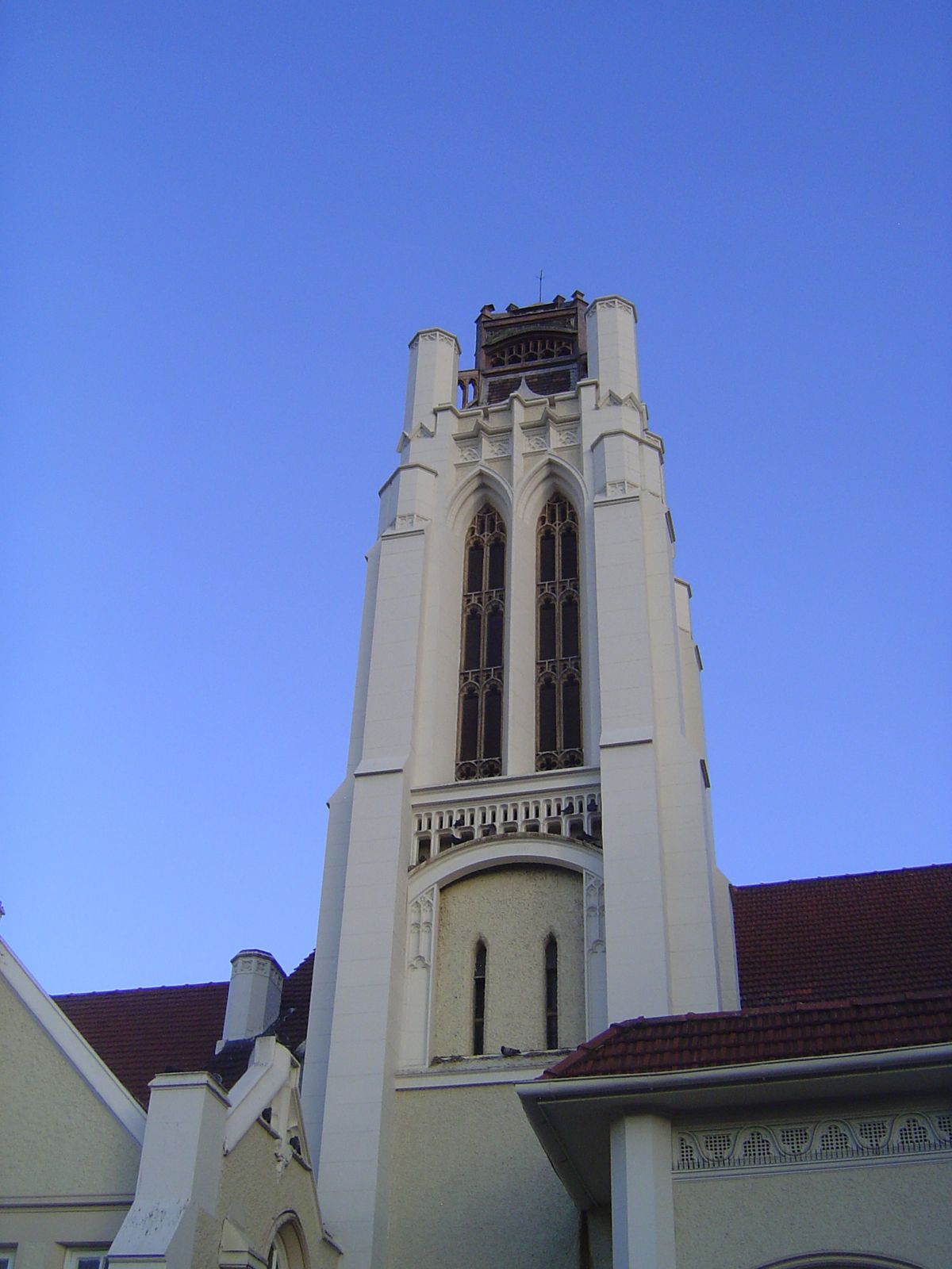 St. Paul's, 1909, built after an earlier church burned. A critic writes that in this case "economy seems to have restrained ornament."