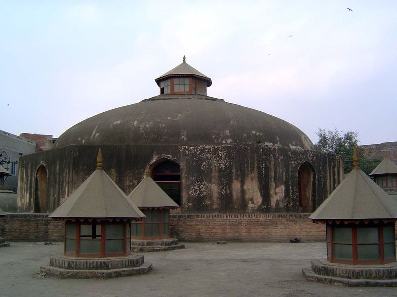 Here's a view of it from the roof of the hammam, to give the bath its proper name.