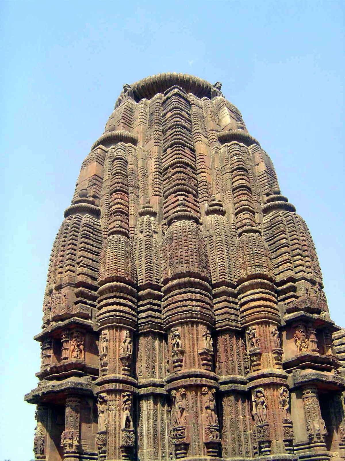 At their base are apsaras—nymphs in one common translation—holding boughs overhead. Once again: no mortar, just well-fitted blocks.