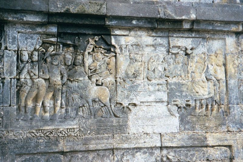 The king and prince go to the temple.
