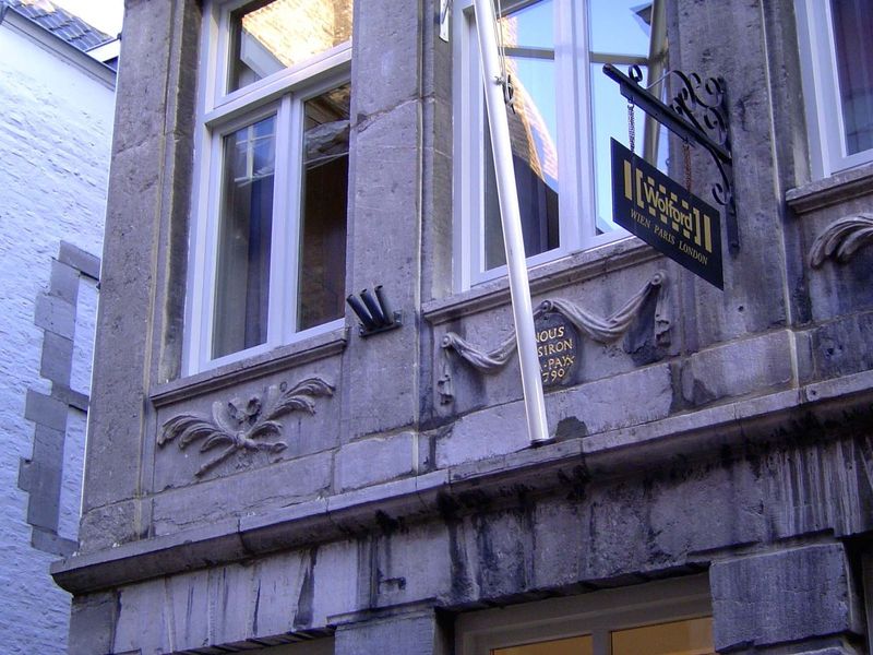 The so-called gable stone behind the flagpole reads "Nous desiron la paix, 1790."