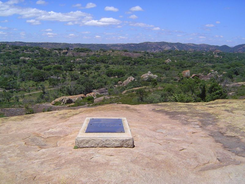 What's this? Off to the side, another tomb. Who could it be?