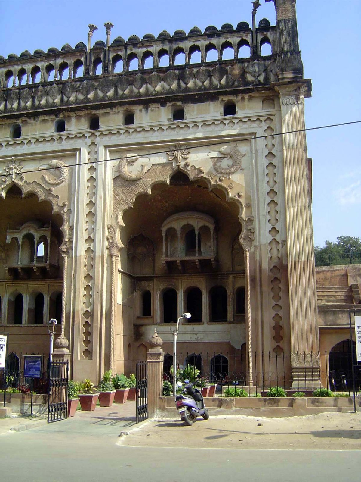 A detail of the entrance to the second courtyard: the emblem of the fish was given to the nawabs as a badge of rank by the Mughal emperors.