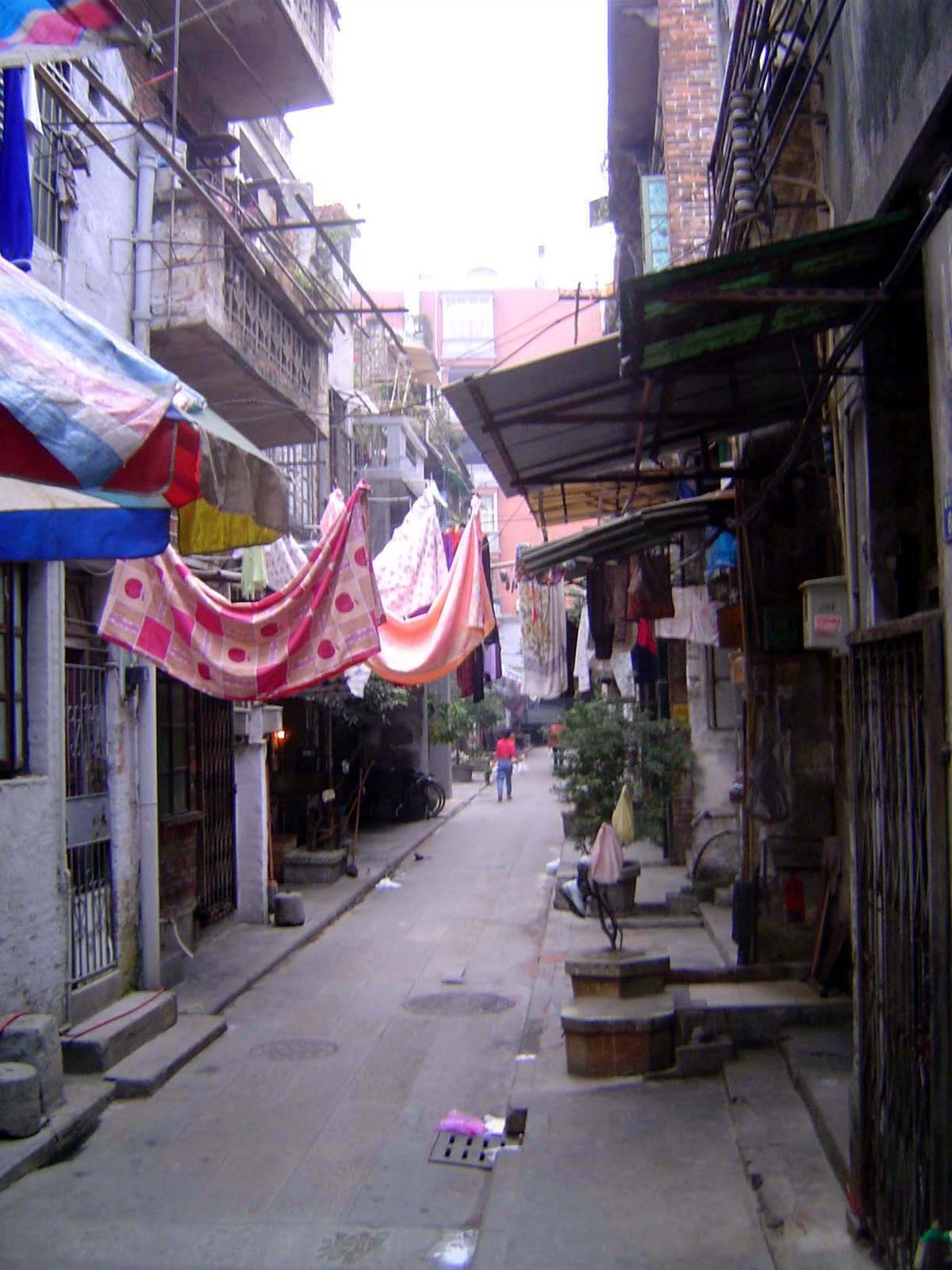 Step off it and you're in a world of alleys, in this case Yaohua Zhongdongjie. It's been cleaned up a bit in recognition of its status as a 