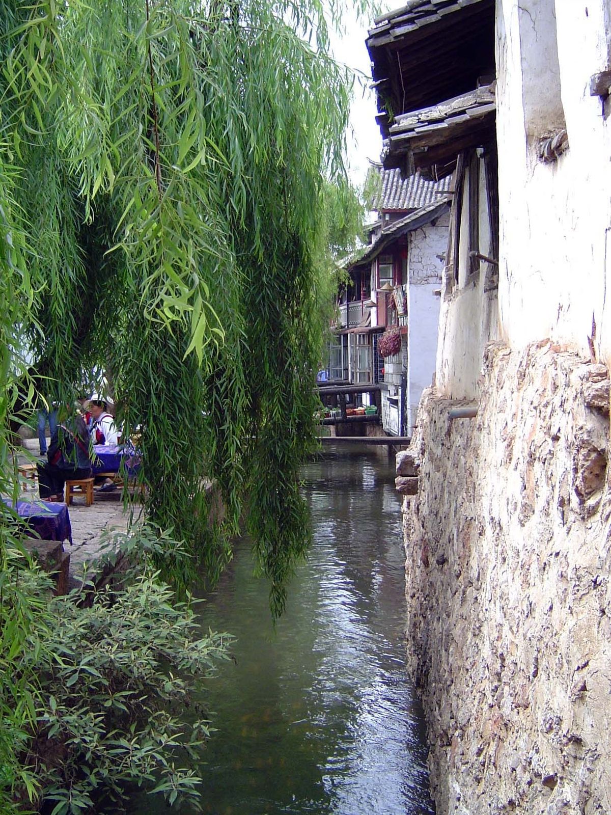 The name Lijiang in fact means Beautiful River. It was first used in 1382, when the town then known as Dayechang or Dayan came under Ming ru