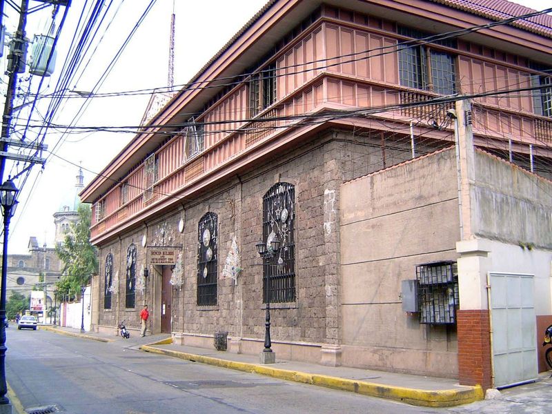 A similar structure—now an antiques store.