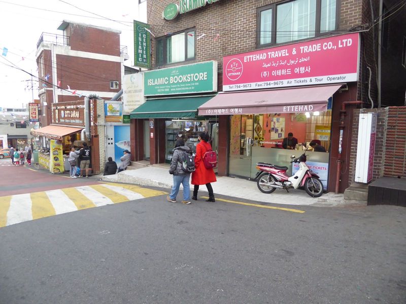Here's something less twisted OK, less futuristic but more startling: a Muslim neighborhood in Itaewon, a Yongson neighborhood.