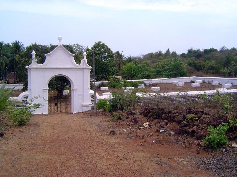 Between 1779 and 1813, the British stationed thousands of troops of Goa to resist a possible French attack. They left this cemetery, with mo