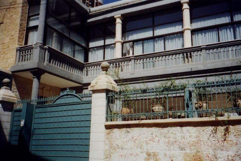 ...and you see a two-story building, with the street-level upper floor glassed in. The owner had second thoughts later on and took a differe