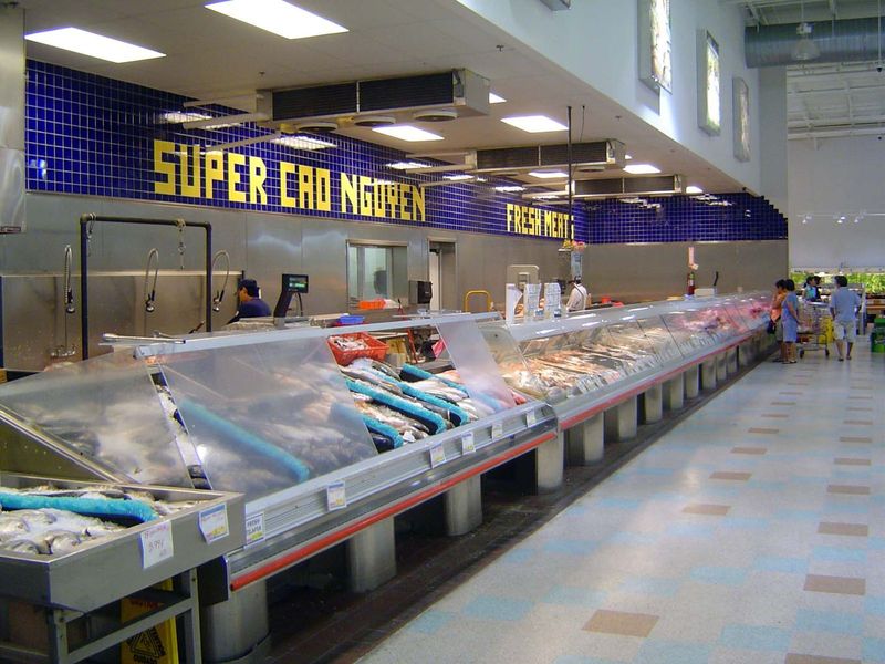 This photo was taken on a weekday; on weekends, you can't even see the counter.