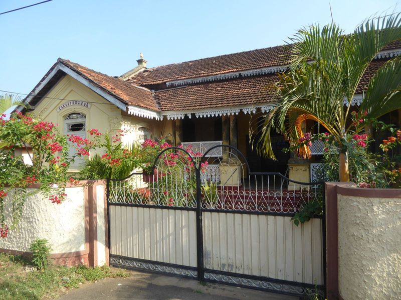 A few well-maintained older homes survive, like this one on the Kandy Road Highway A9. The L-shape is very common, as is the heavy tiling, i