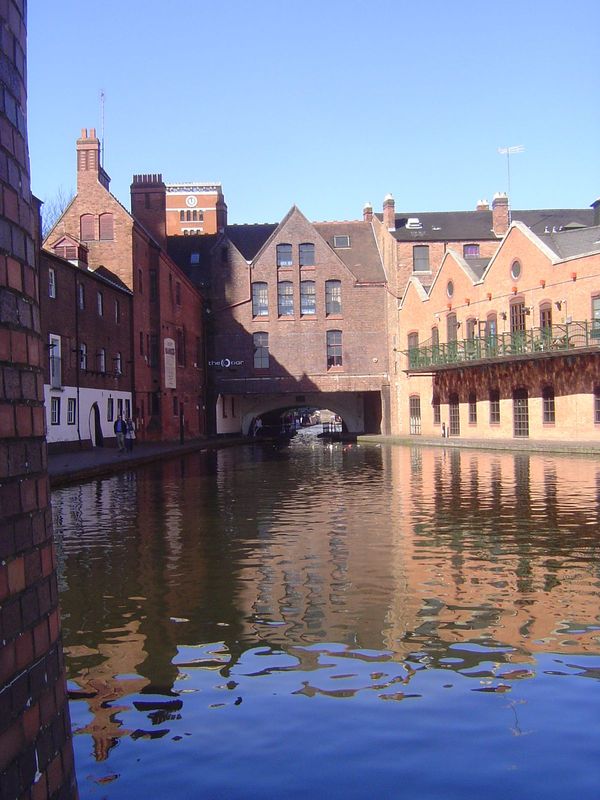 Birmingham was at a junction on England's canal network.

Charles Pye, writing about 1820, refers to "a regular communication by water betwe