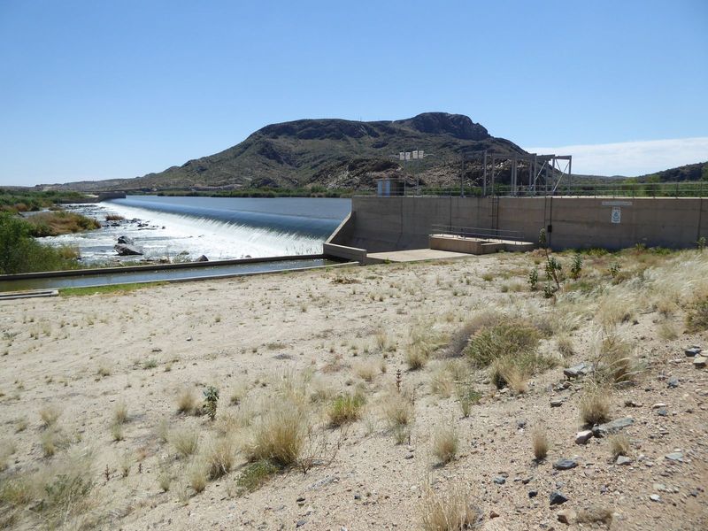 Here's the dam, a recent replacement of the pioneer Kakamas Dam.