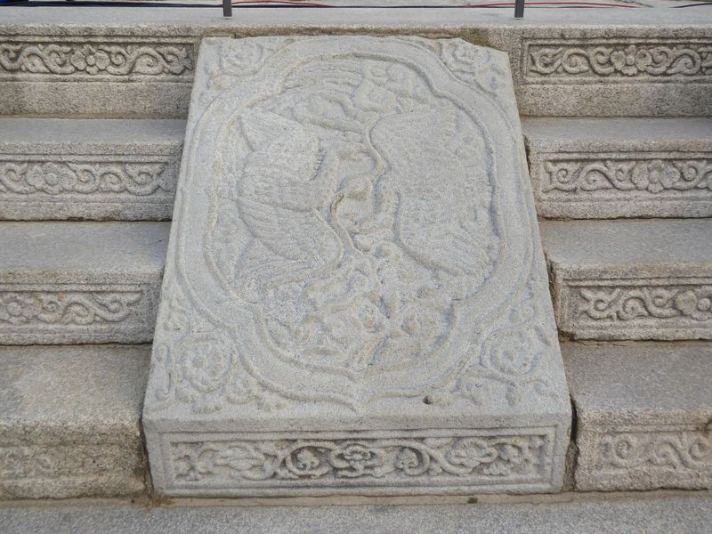 Another spirit staircase. The Chinese version, as for example in the Ming tombs, often pair a phoenix with a dragon as symbols of empress an