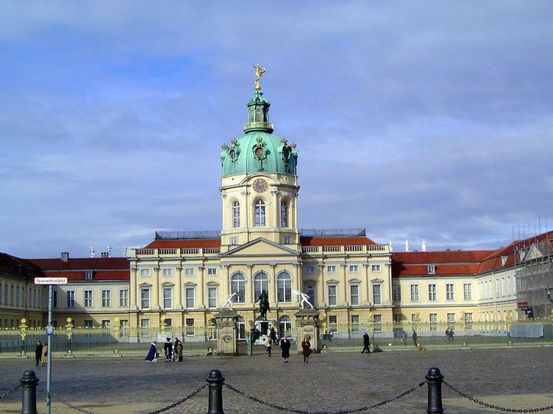 The palace was the retreat of Queen Sophie-Charlotte, the wife of Frederick I. It was small in her lifetime—she died in 1705—but later grew 