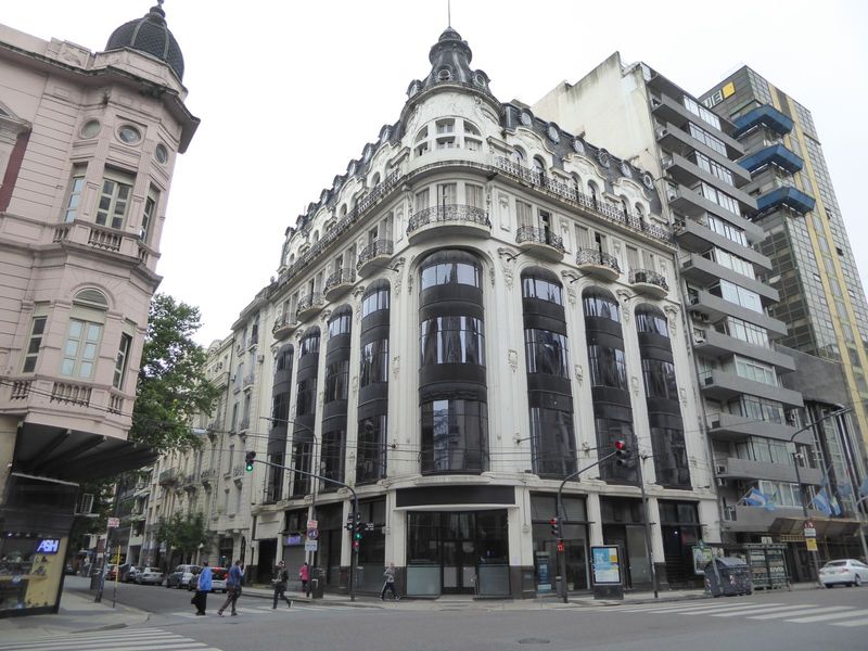 Another building of the genre, this one at the corner of Callao and Sarmiento, not far from Congreso.