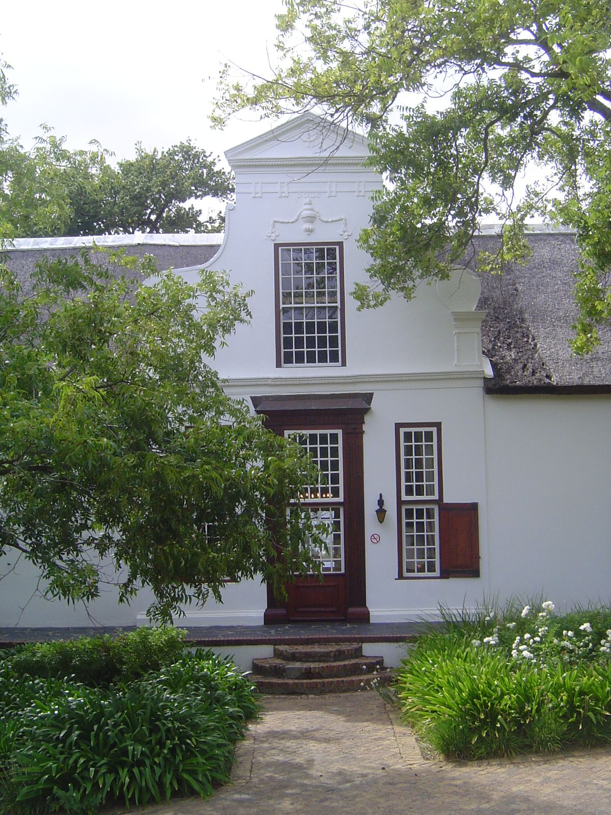The rear facade has been spared the modernization of the front.