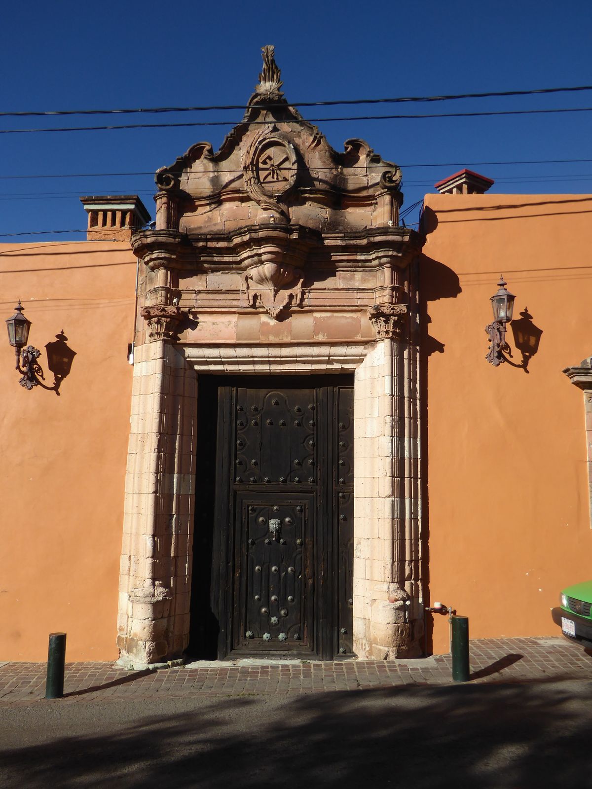 Here's the entrance to Obreg n's house, now a restaurant, the Casa del Conde de Valenciana. Quite a jump, from being Antonio de Obreg n to b