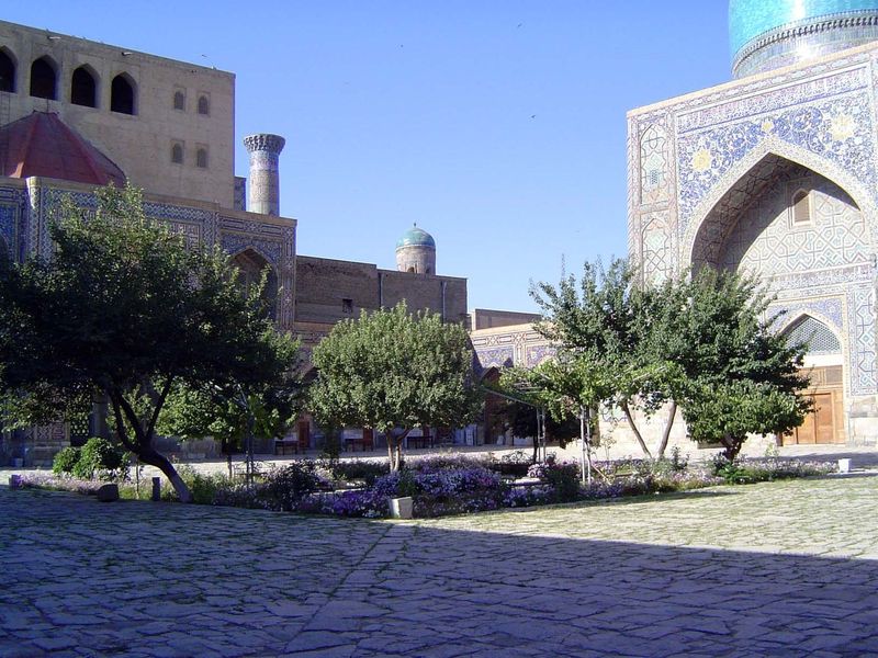 We're inside the courtyard now, with the mosque on the right.