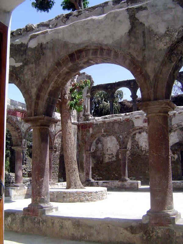 Cloister of the adjoining college, built in 1636. Gemelli Careri, who came here in 1695, wrote: "The dormitory and cloister are the best in 