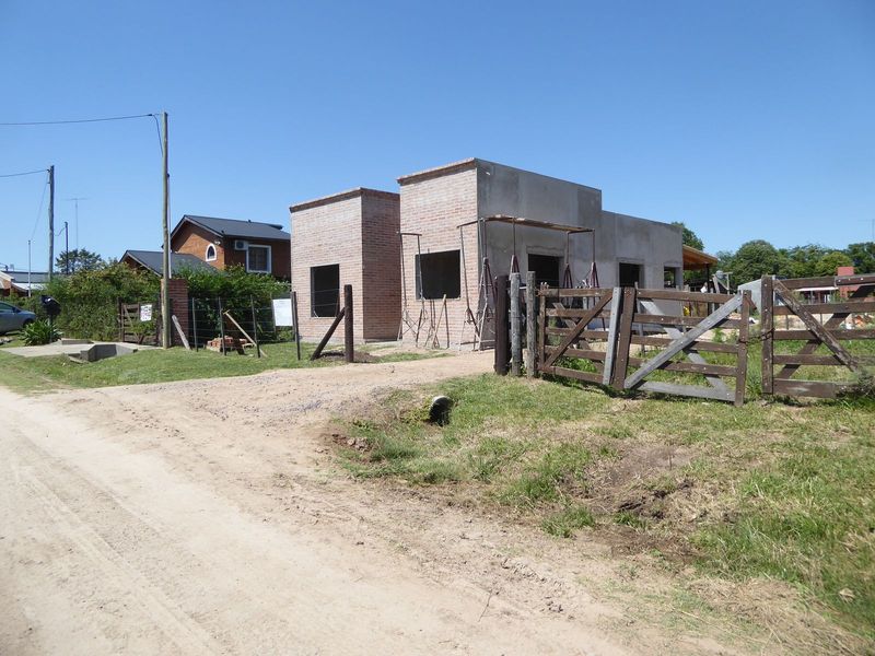 Farm owners here today don't want, let alone need, 2,000 employees, so the town of Duggan has gradually shifted to second homes for porteños