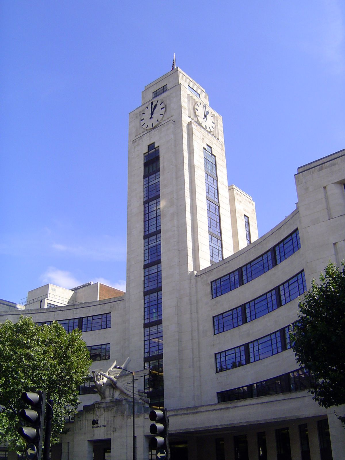 Almost across the street, Imperial Airways in 1939 opened its Empire Terminal, designed by Albert Lakeman. Trains left from here for both Cr