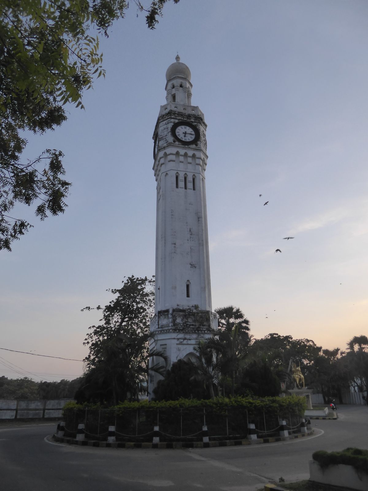 Both hotels are close to this clock tower, built in 1882 to recall the visit in 1875 of Albert Edward, the future Edward VII. What did it lo