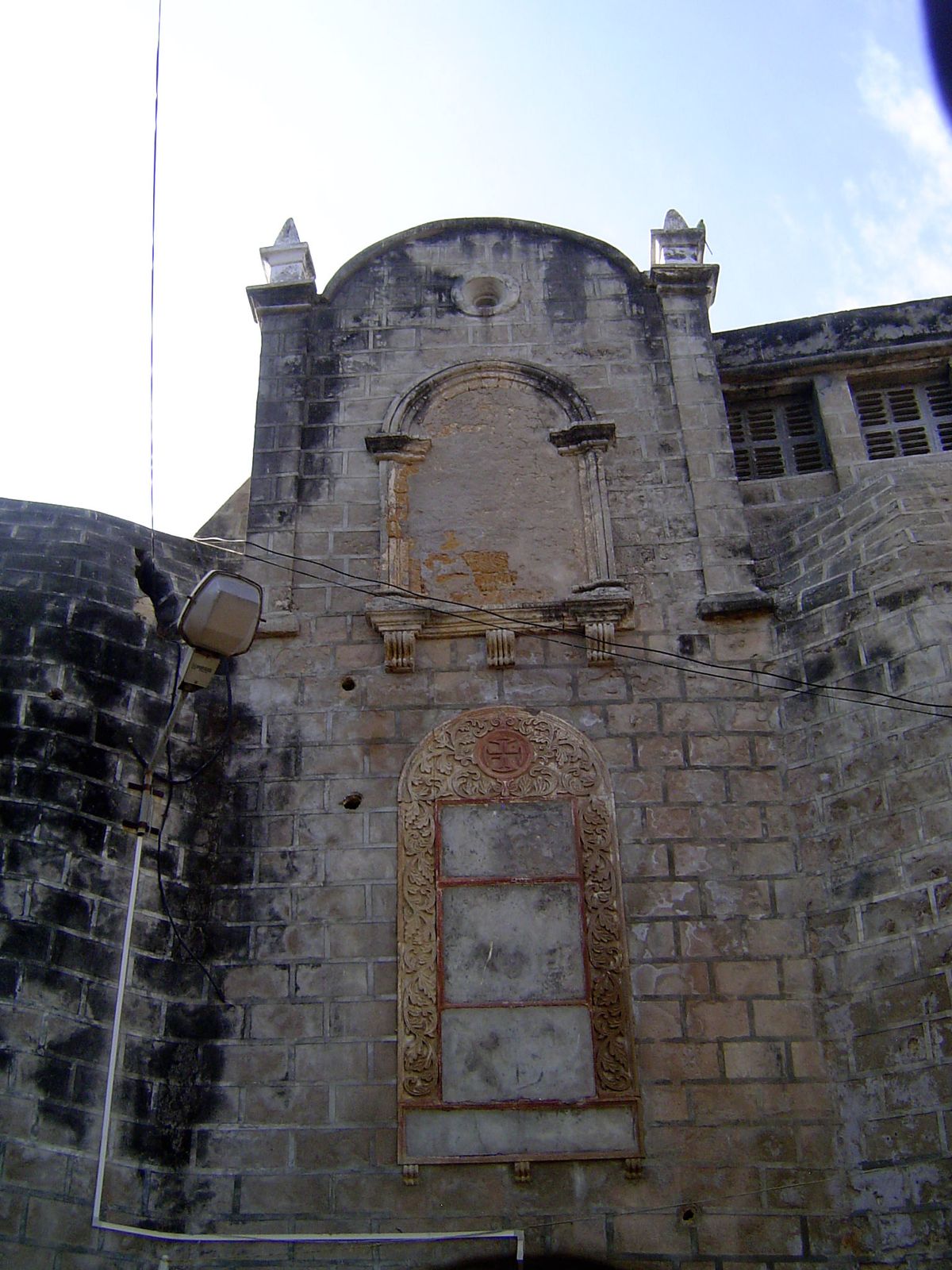 The inscriptions were a casualty of the Indian takeover in 1961, but old photos show that they were added in 1656 by order of Governor Sarme