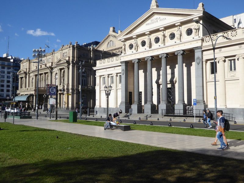 Speaking of theaters, here on the left is the famous Teatro Colon, which opened in 1908 with yawn Aida. Several architects were involved, in