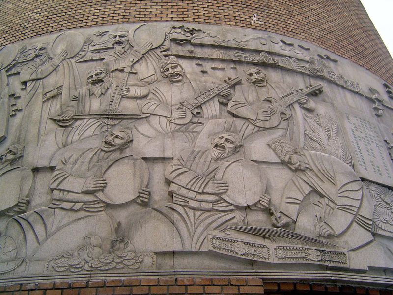 Here it is; figurative sculpture on a make-believe minaret. The musicians are having a party, but who is responsible for it?