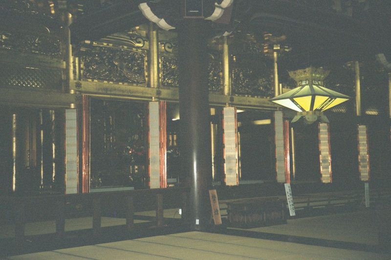 Interior: a forest of jointed beams and posts, with tatami mats.