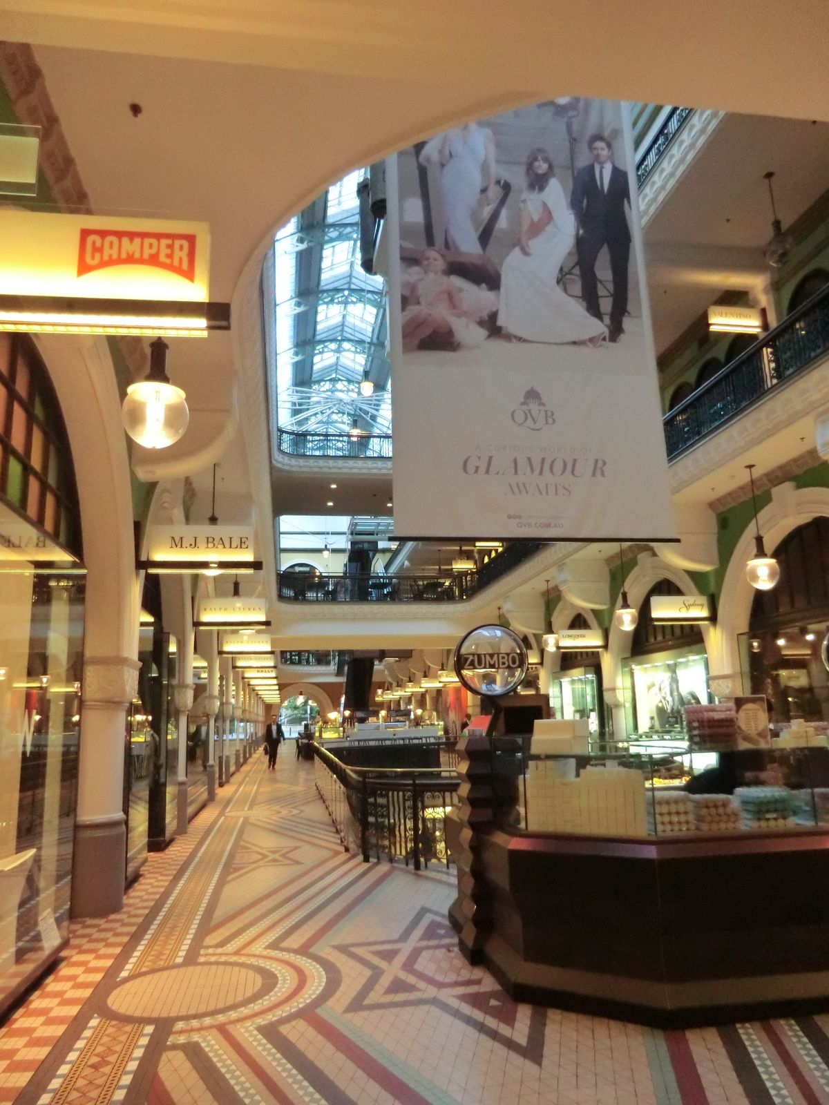 Inside now: four shopping floors. Yes, don't worry, there's an underground parking lot, installed during the restoration to keep up with the