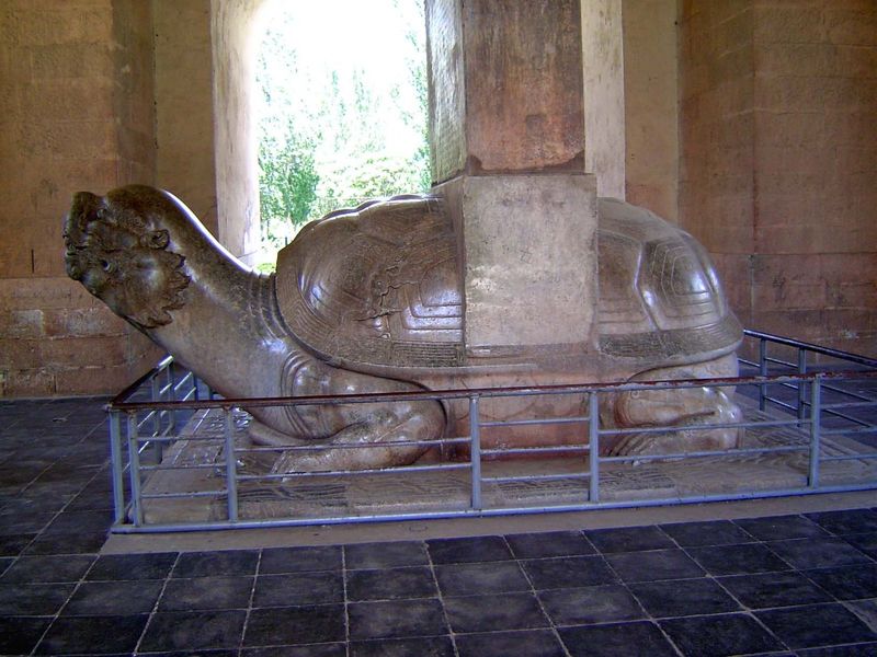 Inside the pavilion, a giant turtle supports a stele bixiao ao-zuo bei. The stele is titled "the divine merit and sacred virtue of Changling