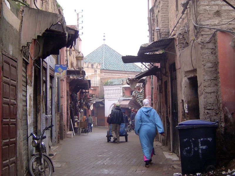 The roof of the mosque of Sidi Abdel Aziz is covered with the curved green tile qarmoud typical of important buildings in the city.