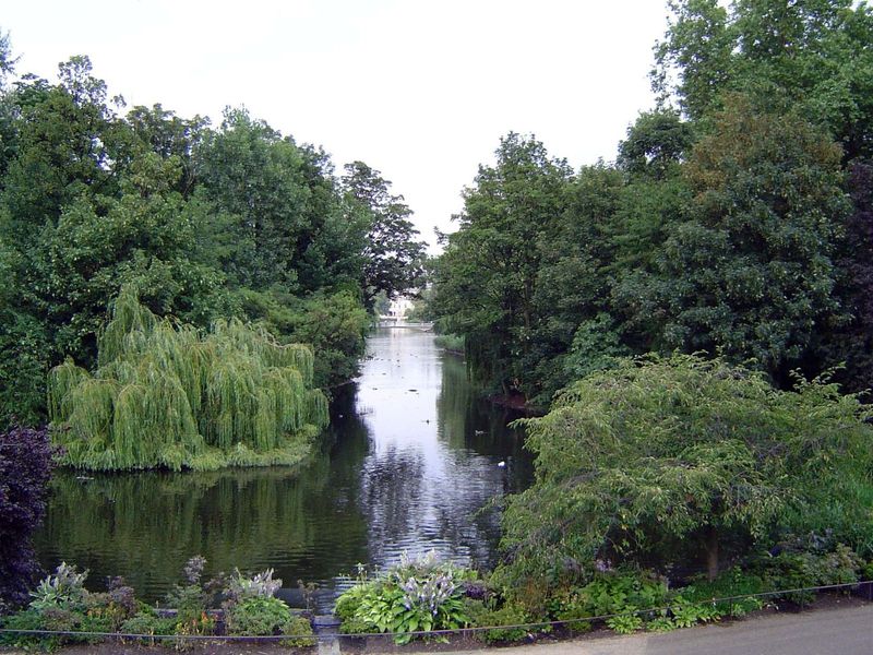 St. James Park, on the other side of the palace, is a reminder that Henry VIII loved hunting. Is the lake natural? Negative: it was created 