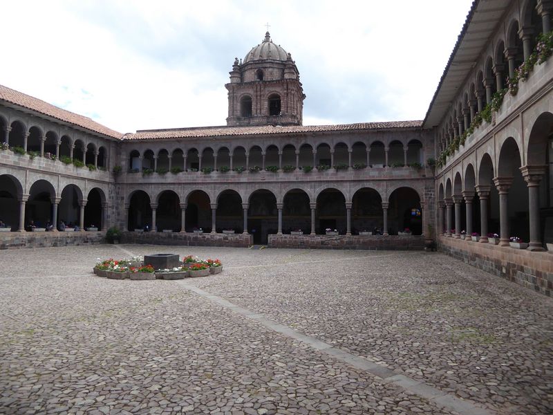 The design of the cloister is entirely Spanish, though the stone font, of porphyry, may be Inca. In an environment as prone to earthquakes a