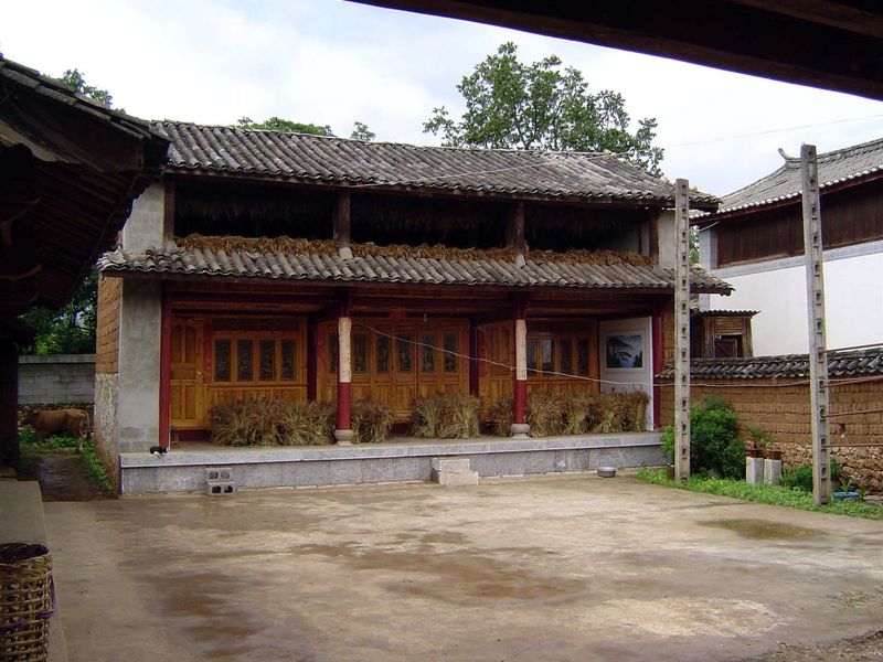 The farmsteads open on a courtyard.\