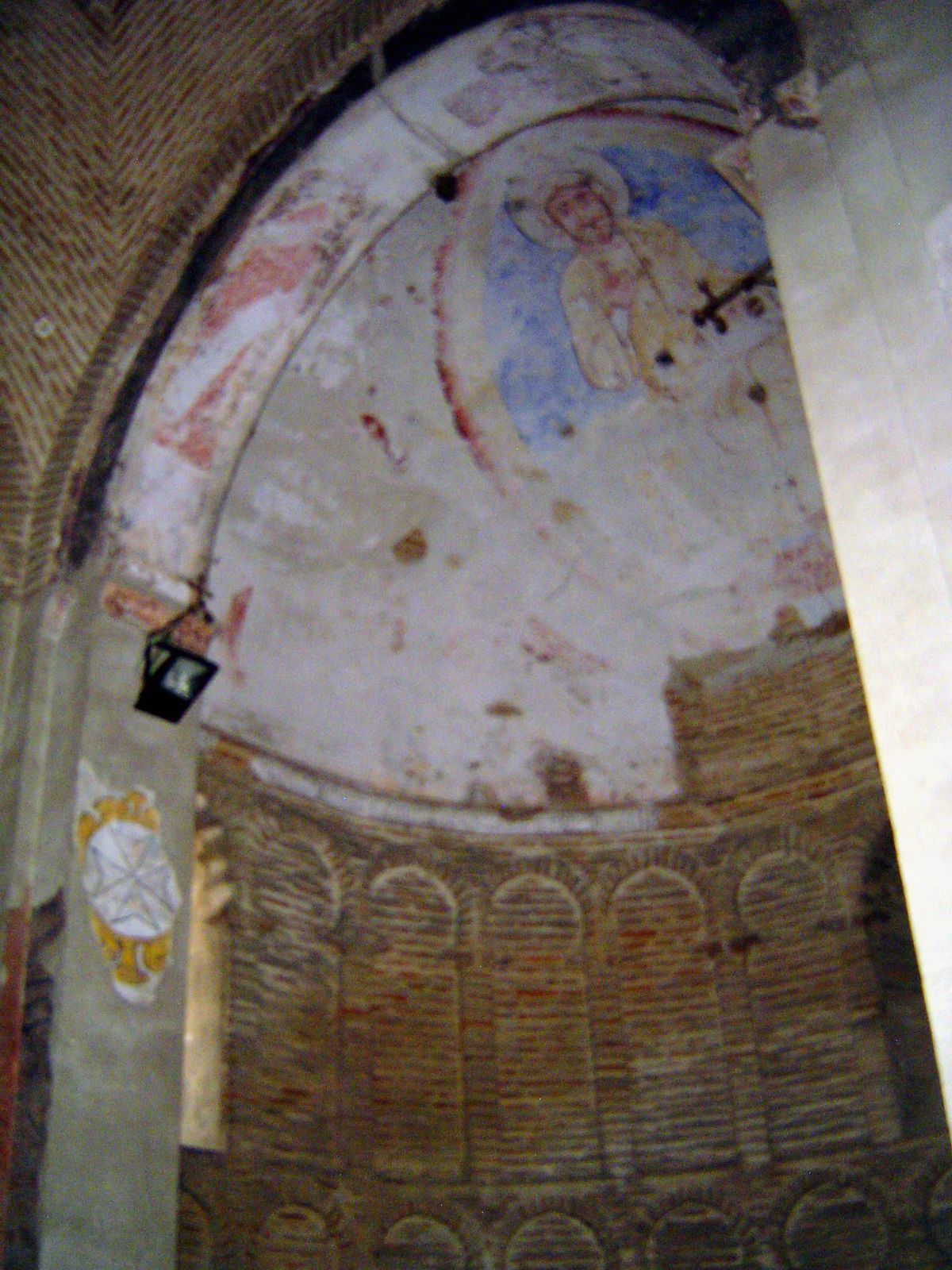 The hemispherical apse has very poorly preserved Romanesque paintings.