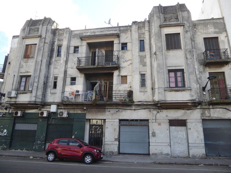 Worse for wear, there's a Deco apartment building on 25 de Mayo, at Juan Lindolfo.

See http://inventariociudadvieja.montevideo.gub.uy/padro