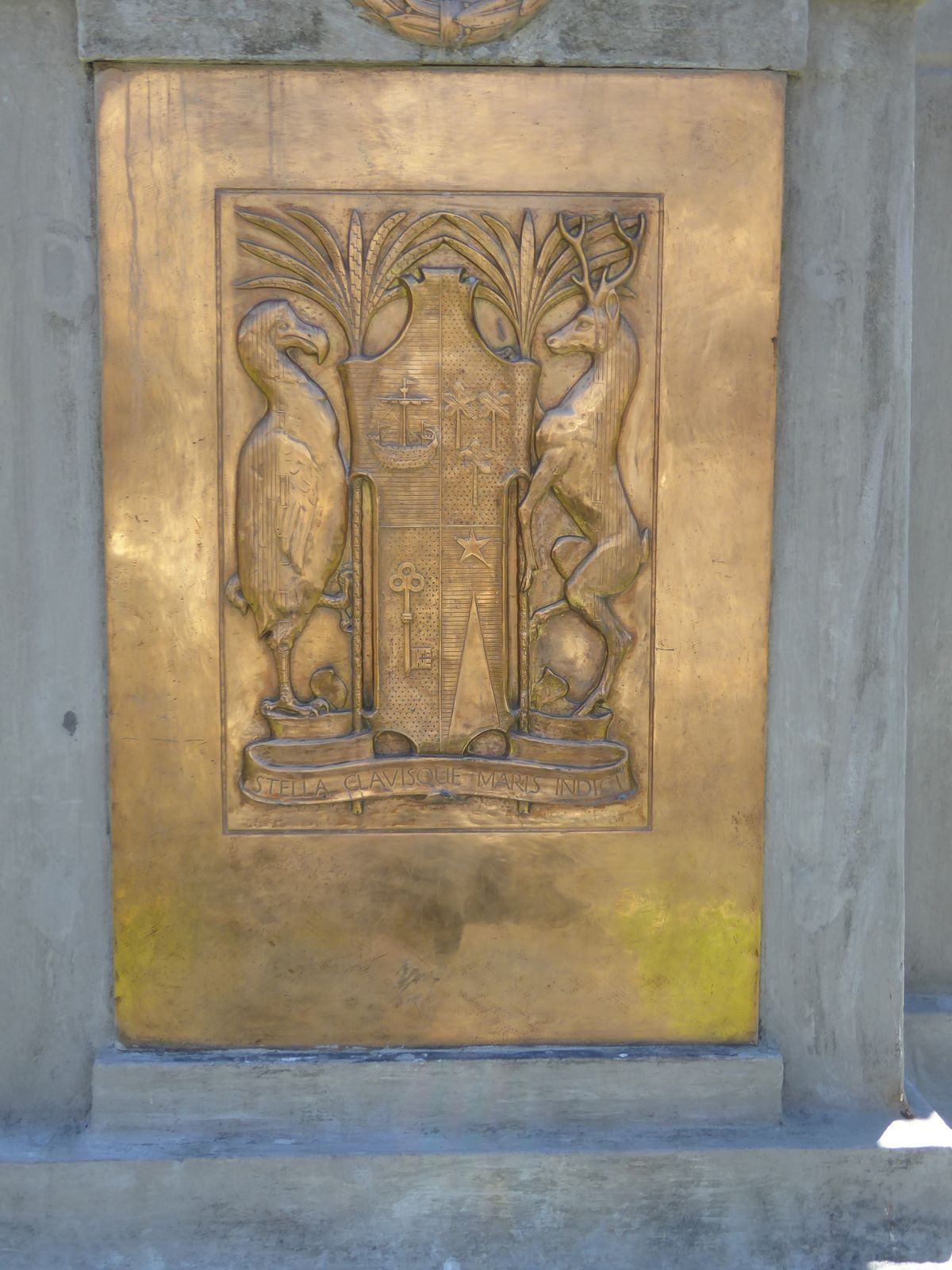 The Mauritian coat of arms appears on the school's gate, along with the Latin for "Star and Key of the Indian Ocean," the island's motto.