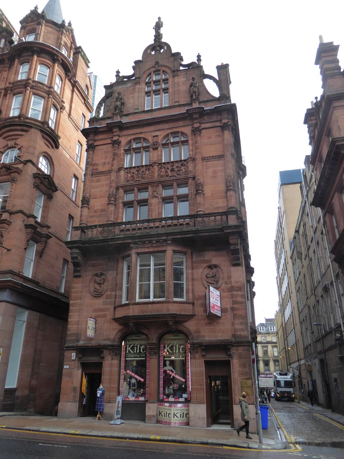 Built for the Scottish Temperance League, the building was converted in 1919 to house The Daily Record. Williamson calls it Franco-Flemish, 