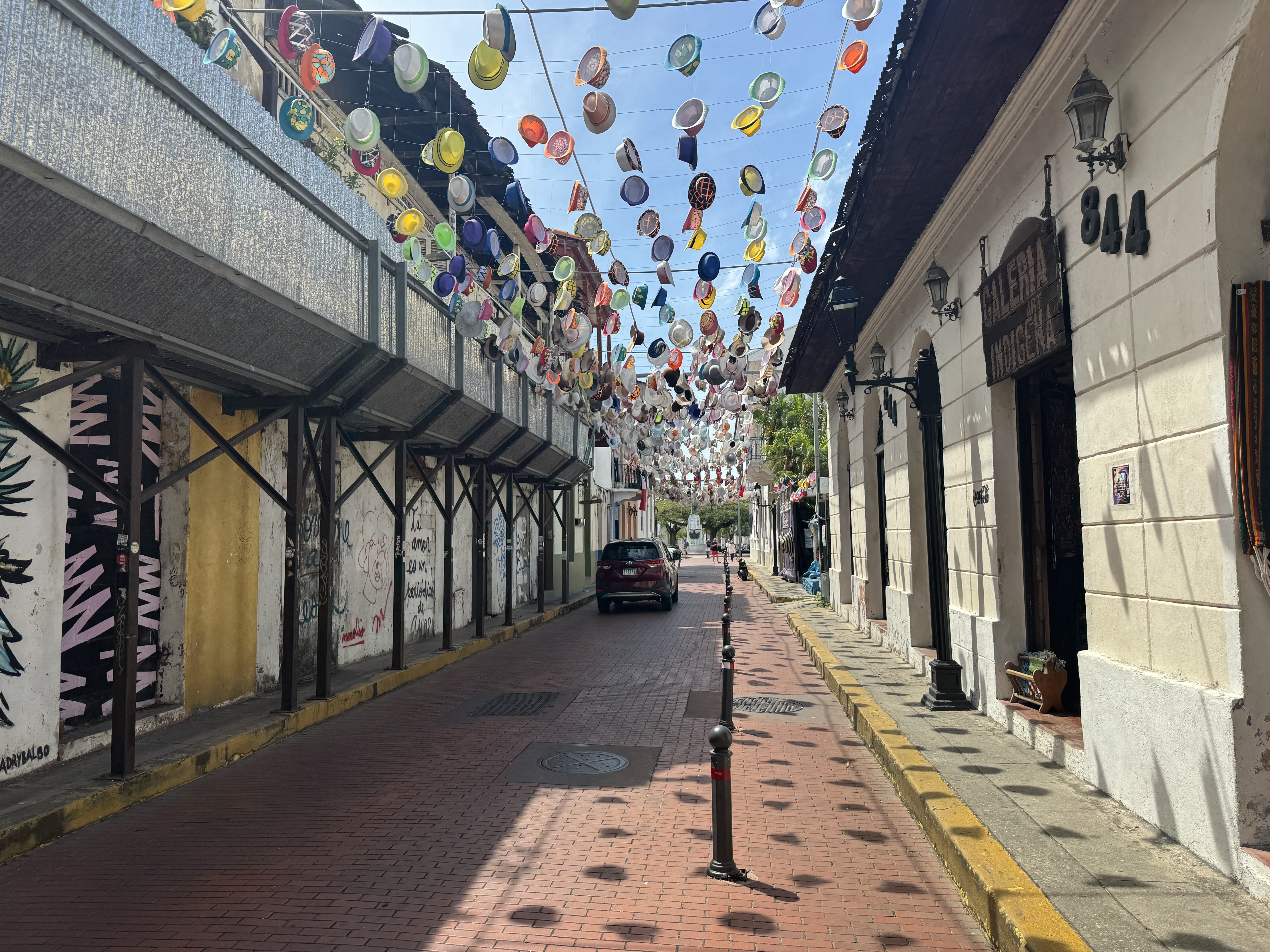 Anyway, for those with money to spend, it's party time in the Casco Viejo.  That's why, close to the monument to the French pioneers, a line
