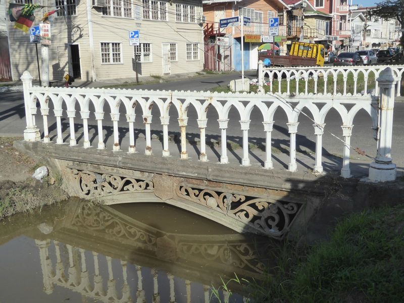 Hunt and you can find venerable canal bridges, in this case on Brickdam, a block south of Croal.