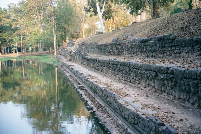 North of Phimeanakus and also within the perimeter of the royal palace, there is a large pool rimmed with laterite and once used for bathing