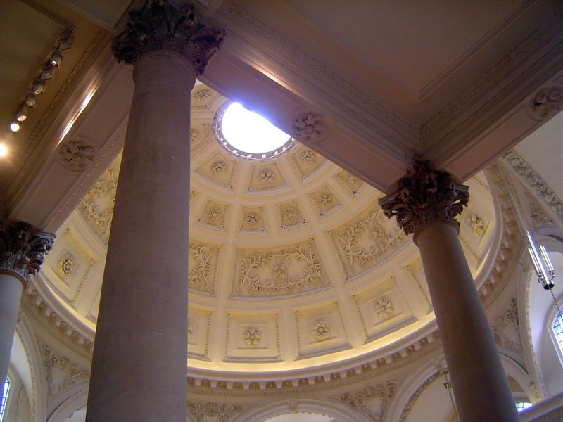 You have to look up to the entablature to be reminded of the geometry of nave and crossing.